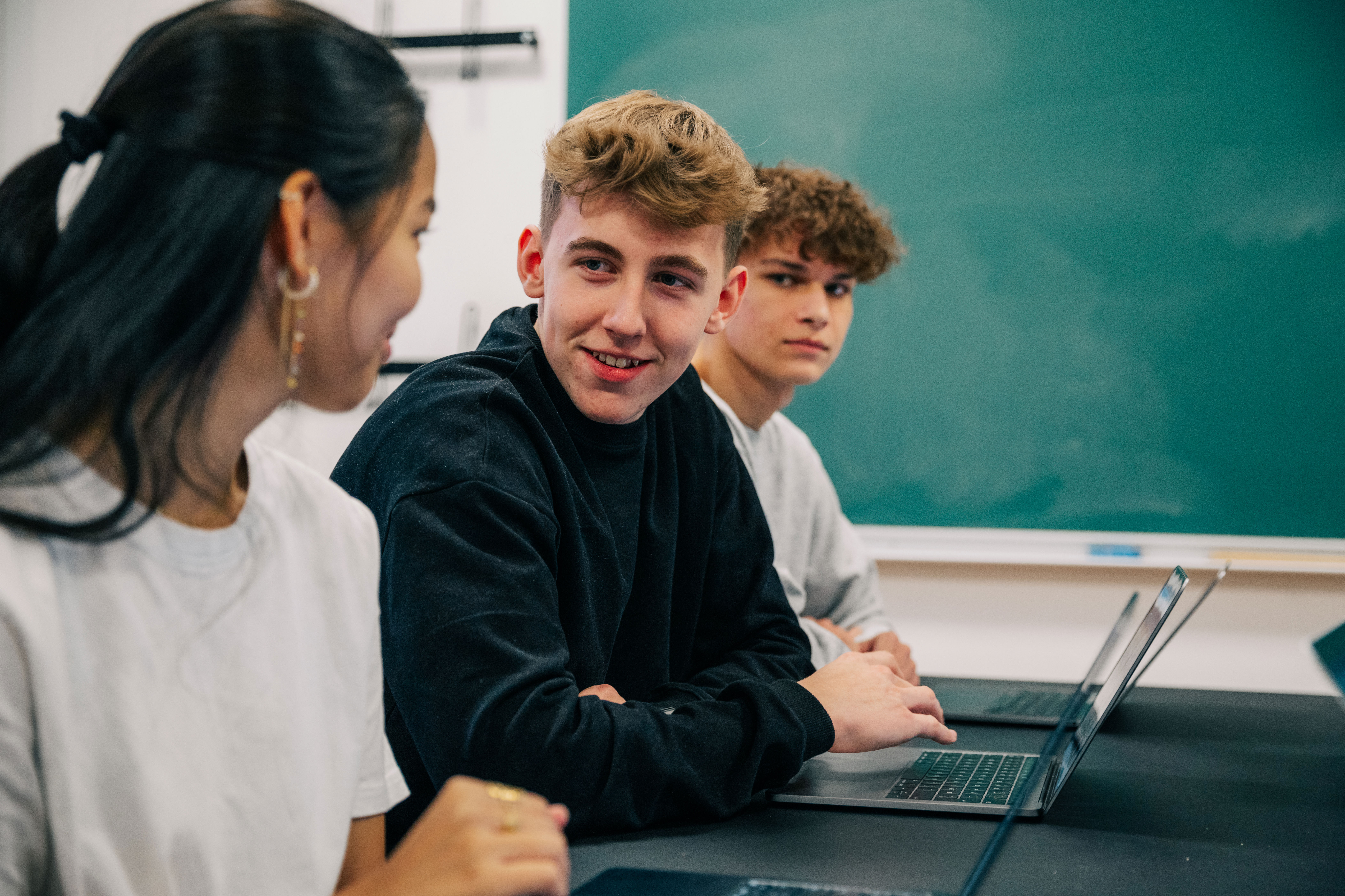Elever der sidder og snakker