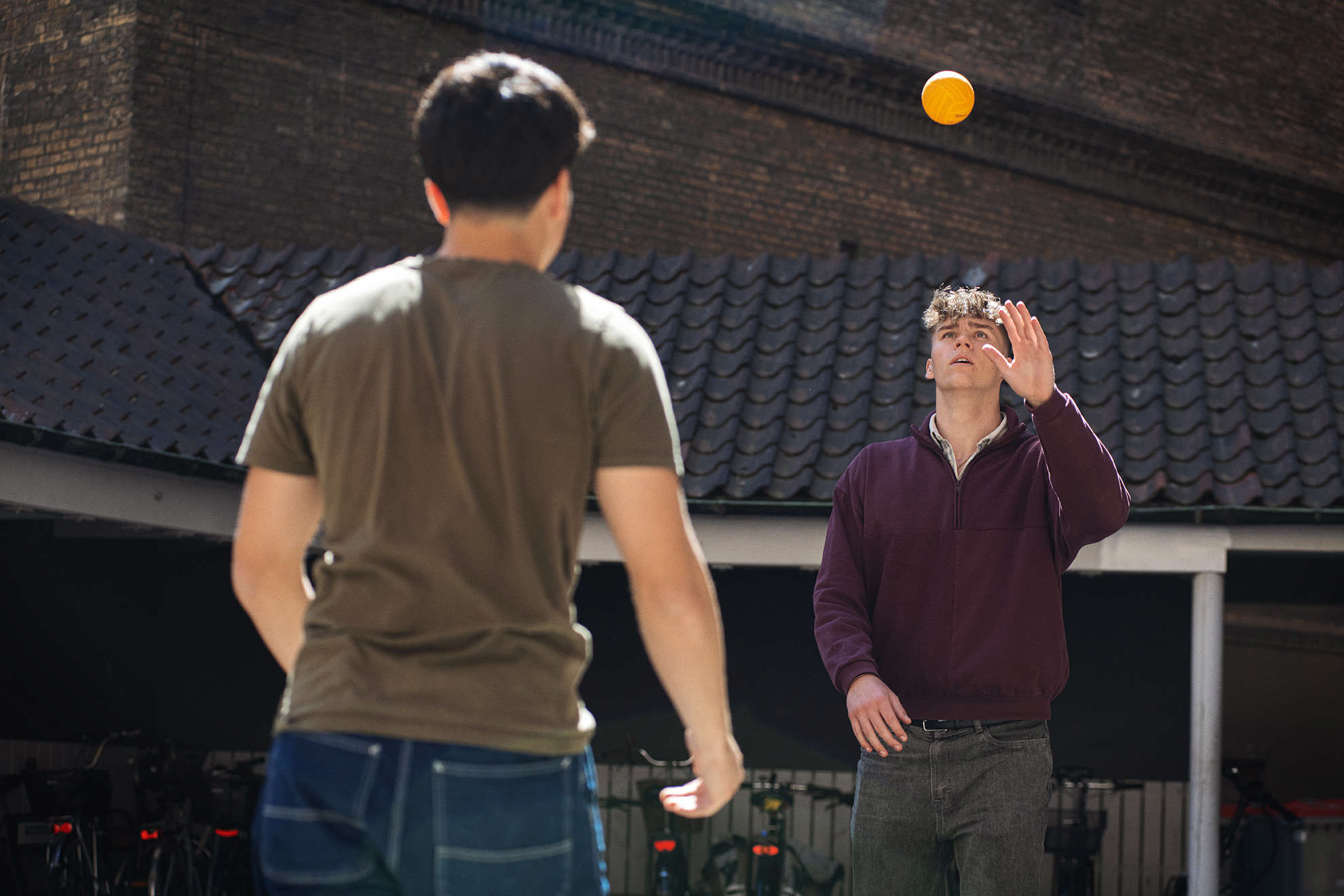 To elever fra Handelsgymnasiet NVG spiller spikeball i gården