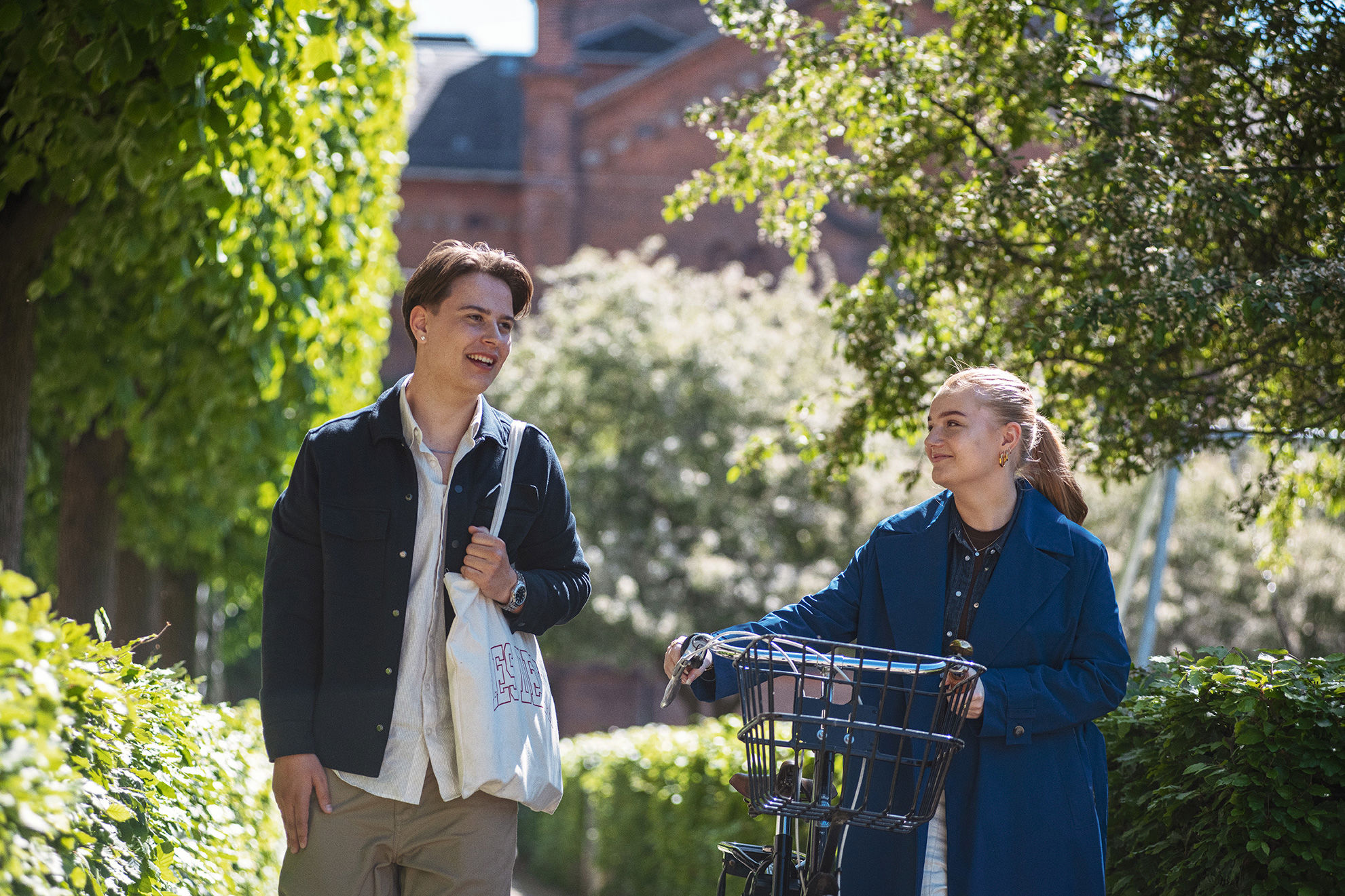 To elever fra Innovationsgymnasiet går og har en samtale udenfor