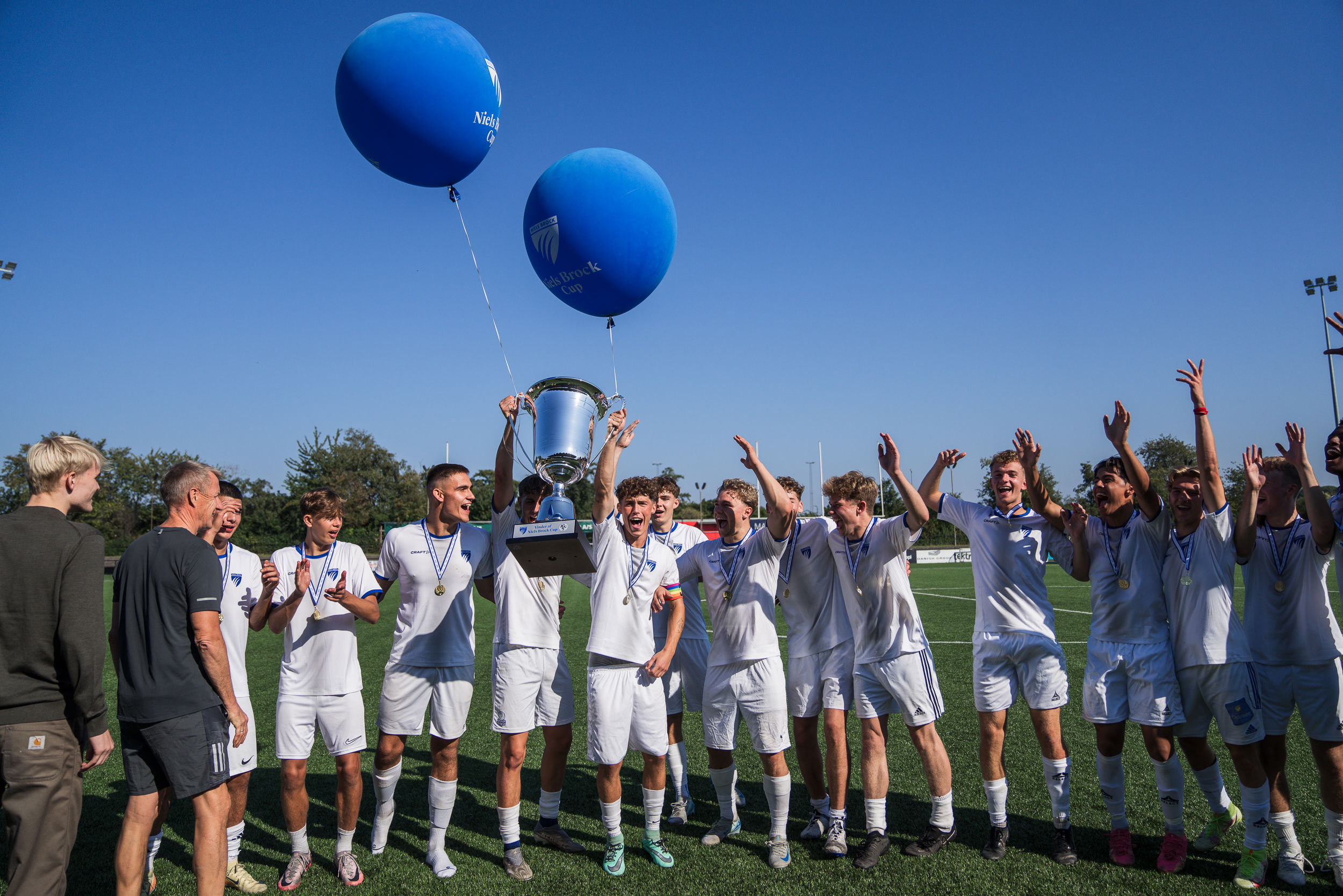 Eleverne der vandt Niels Brock Cup står med trofæet