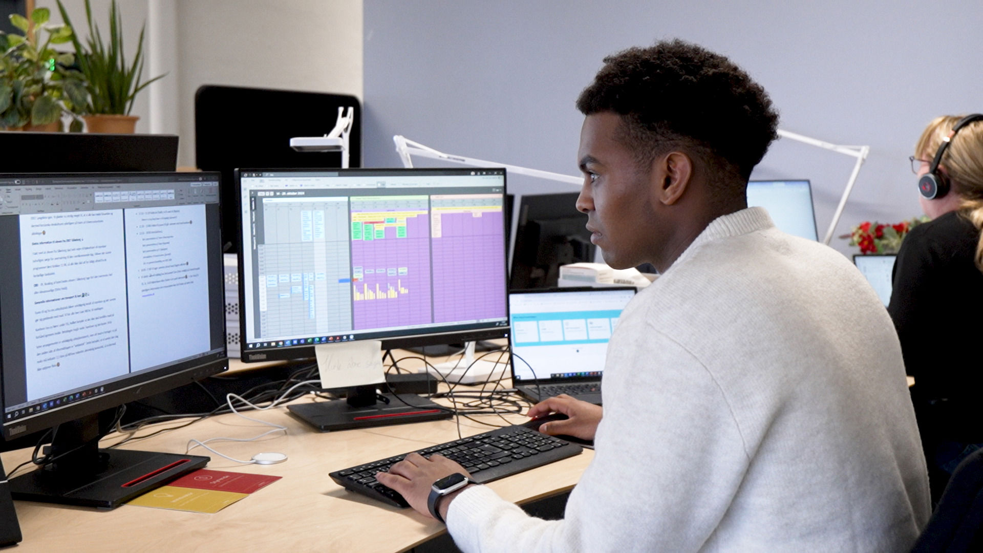 Elev sidder og arbejder på en computer