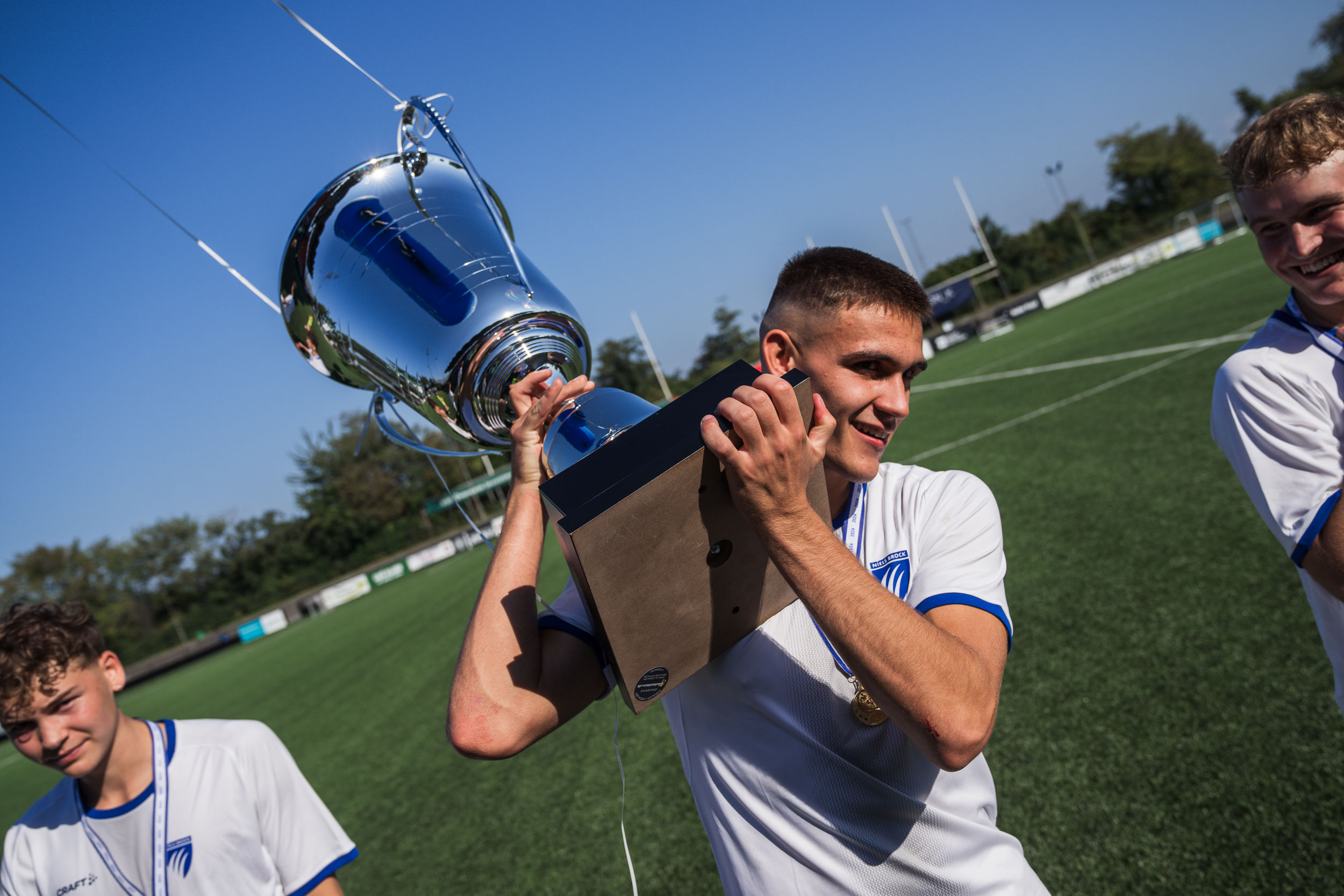 Elev står med Niels Brock Cup trofæet