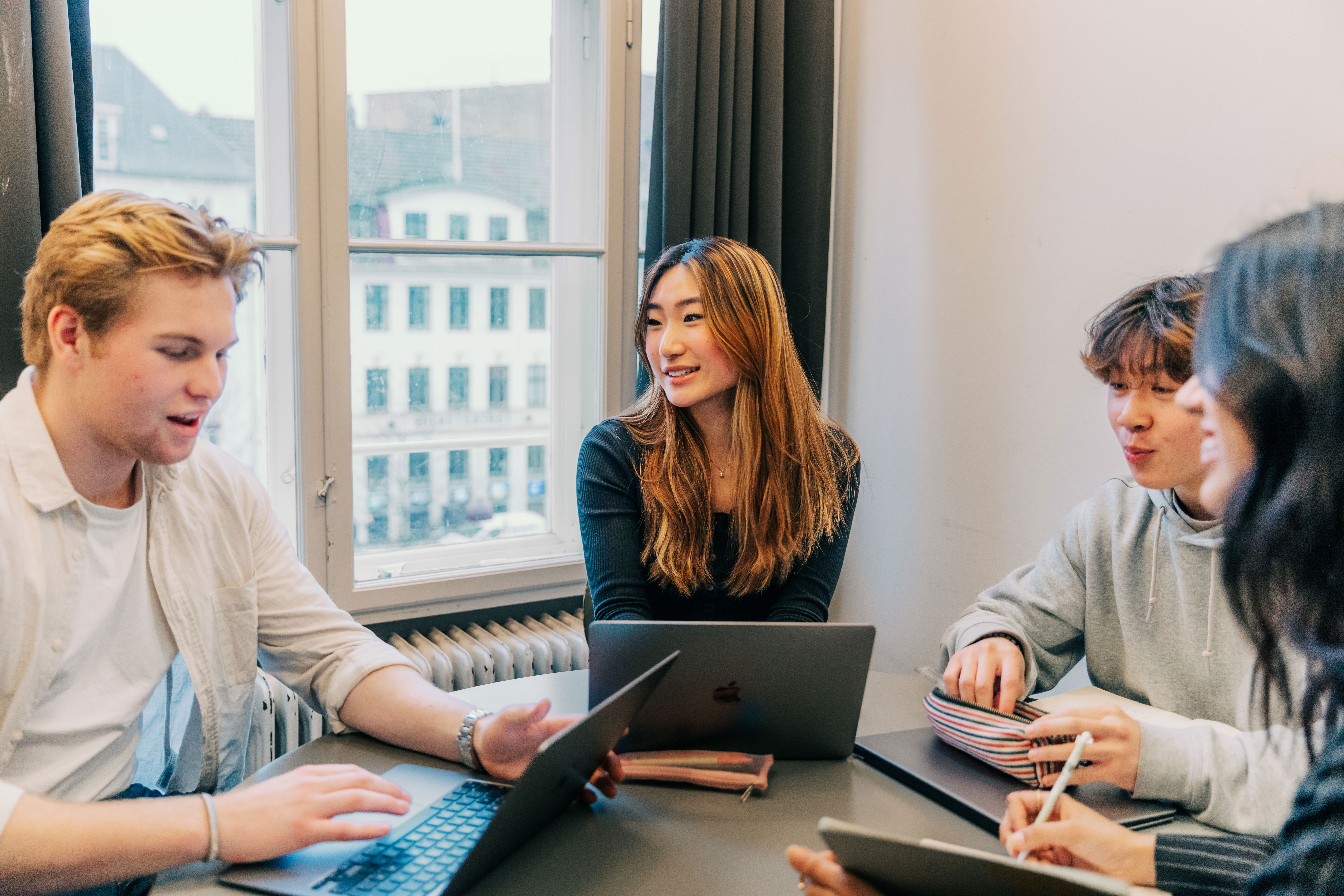 Elever der sidder og arbejder på deres computere