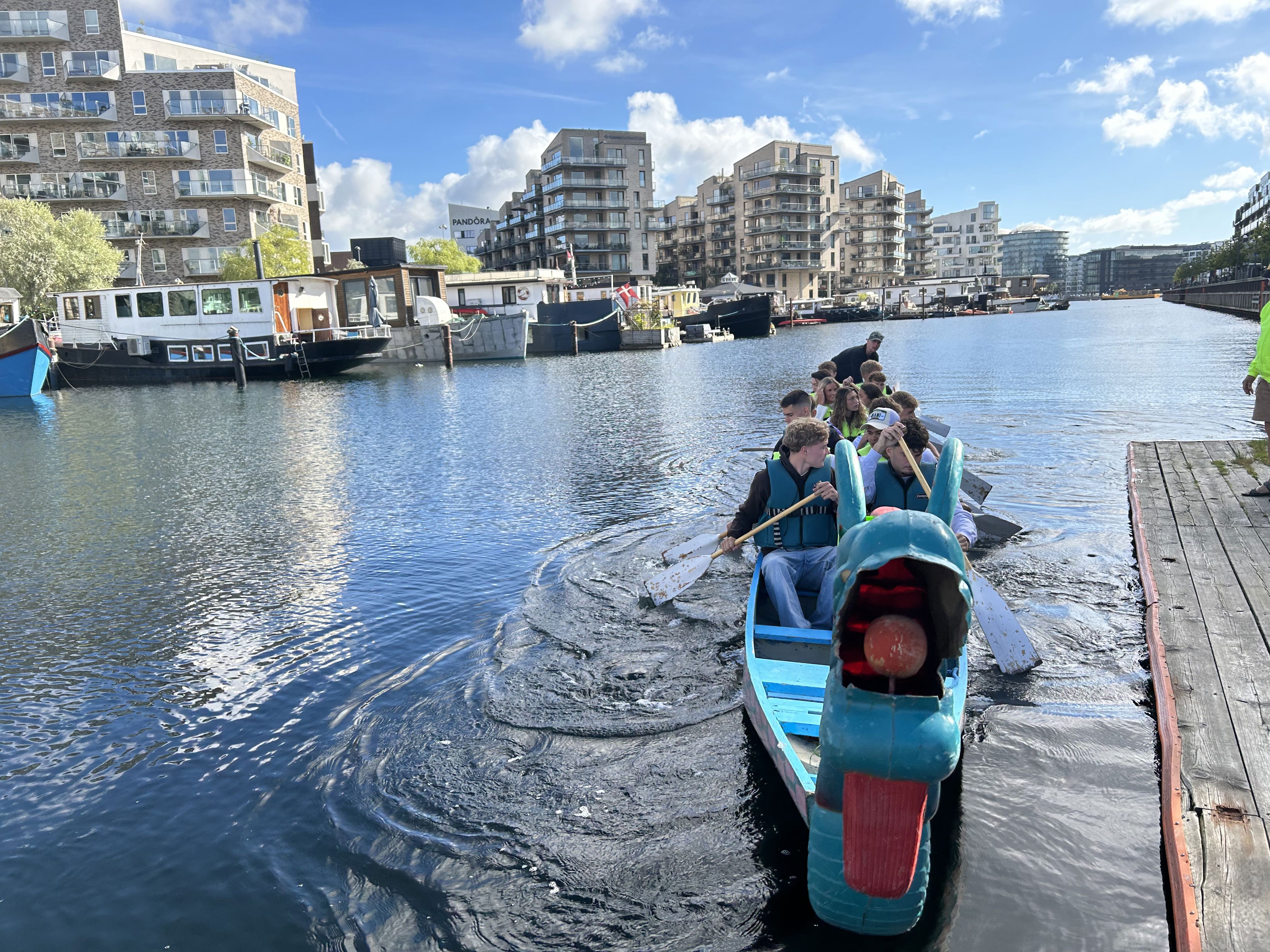 Elever sejler i kano i en kanal