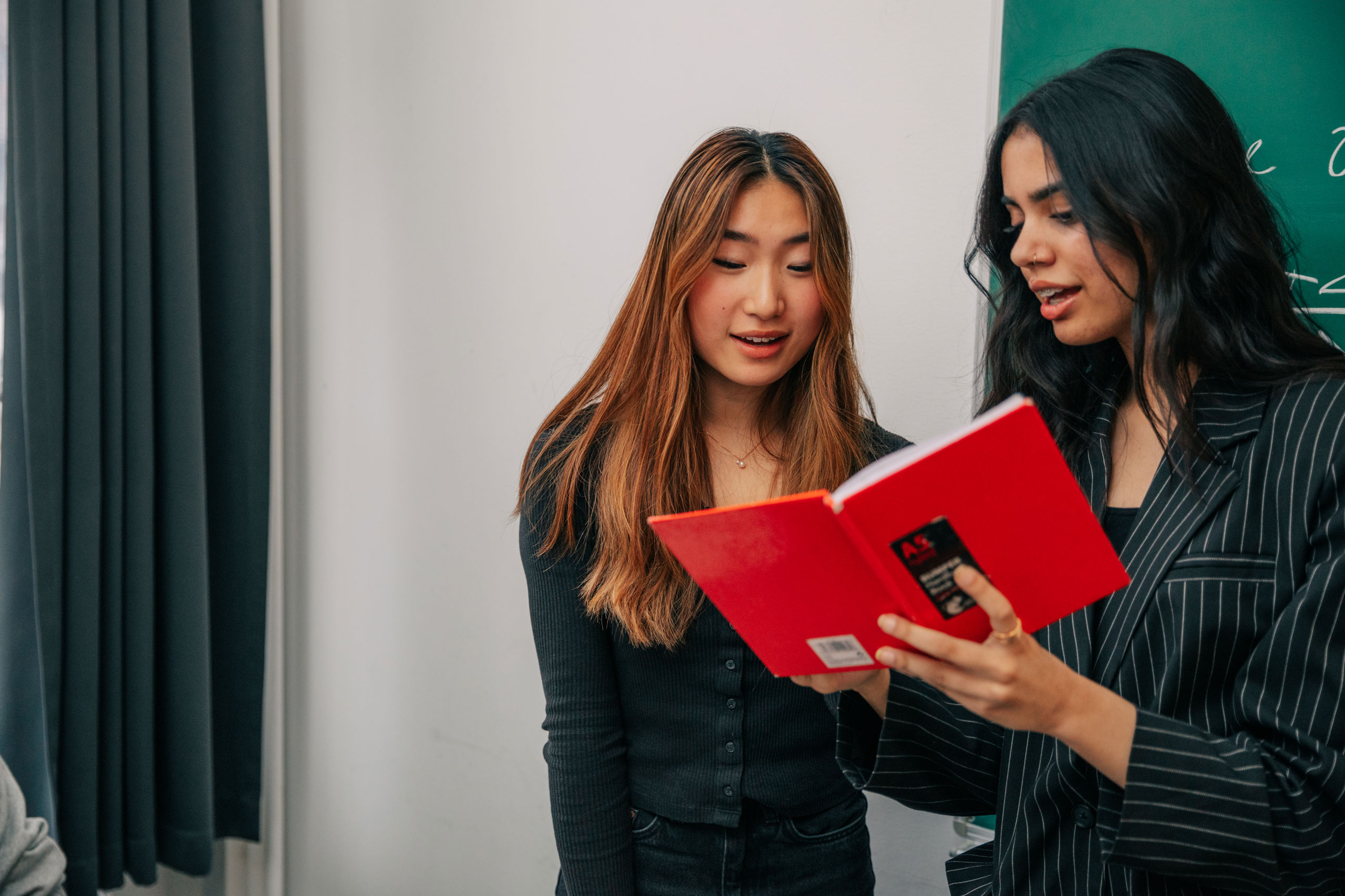 elever der læser en bog