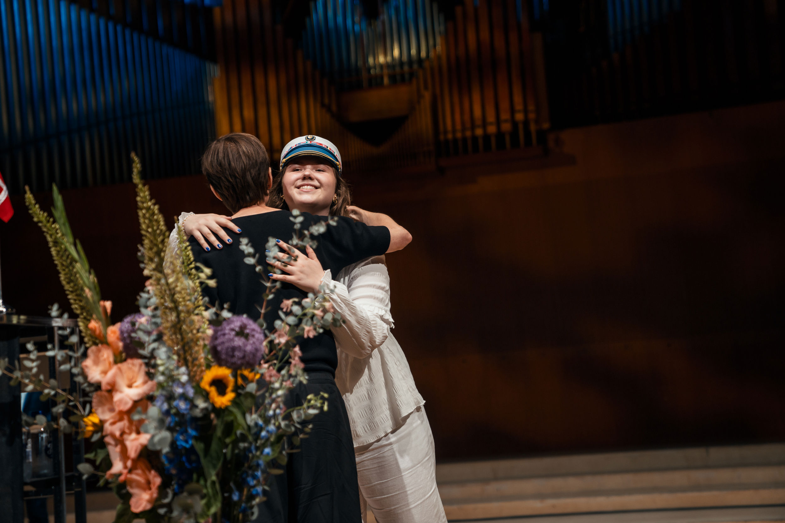 Elev og medarbejder krammer til dimission i DR's Koncertsal