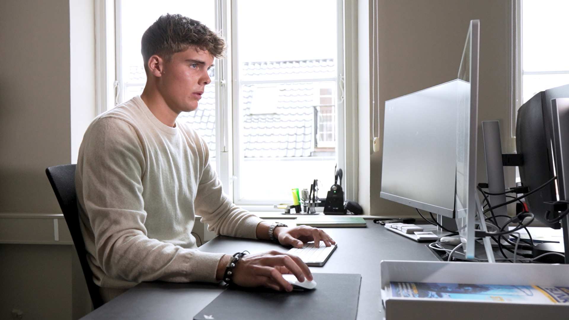 Elev sidder og arbejder på en computer