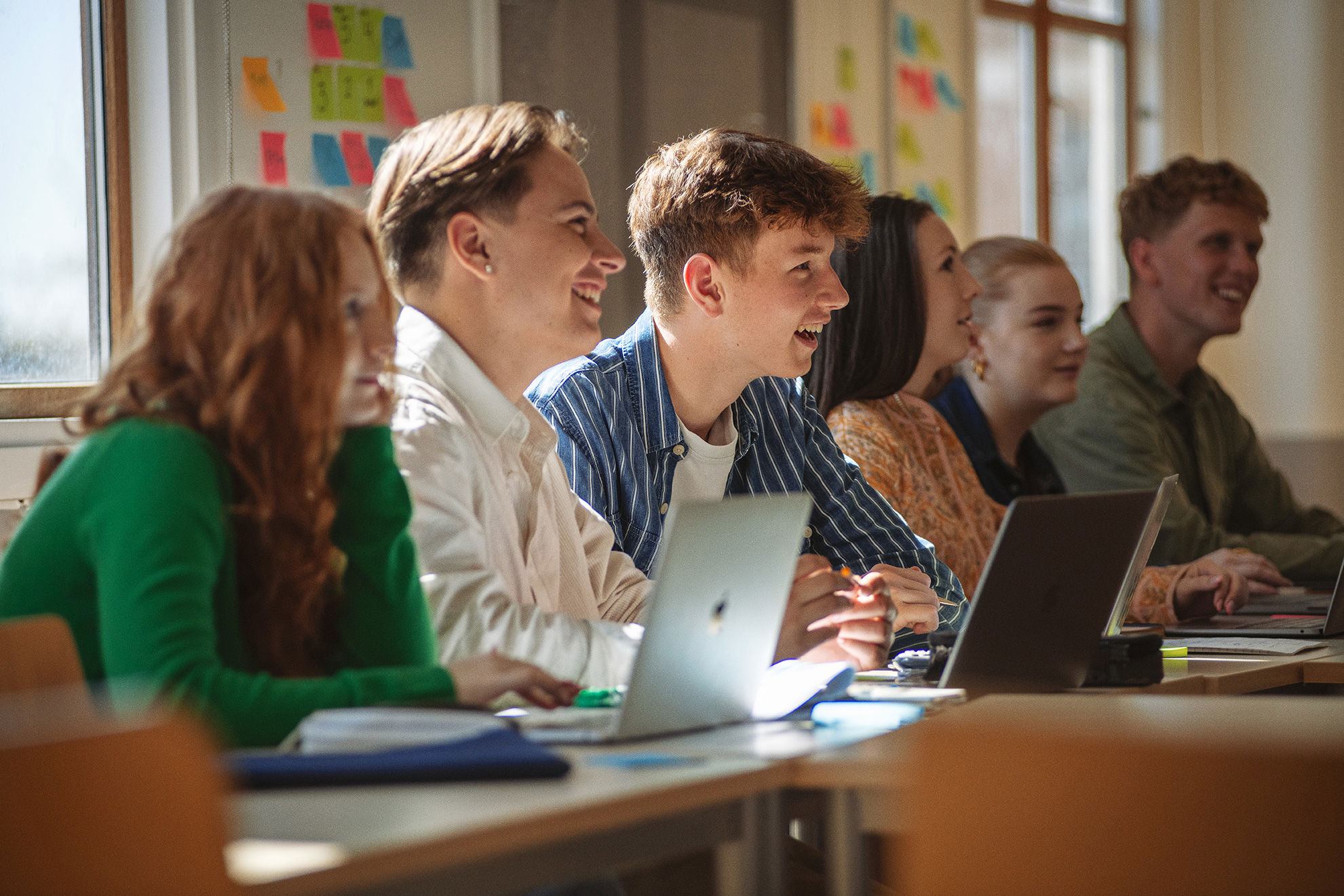 Elever fra Innovationsgymnasiet sider og har en samtale