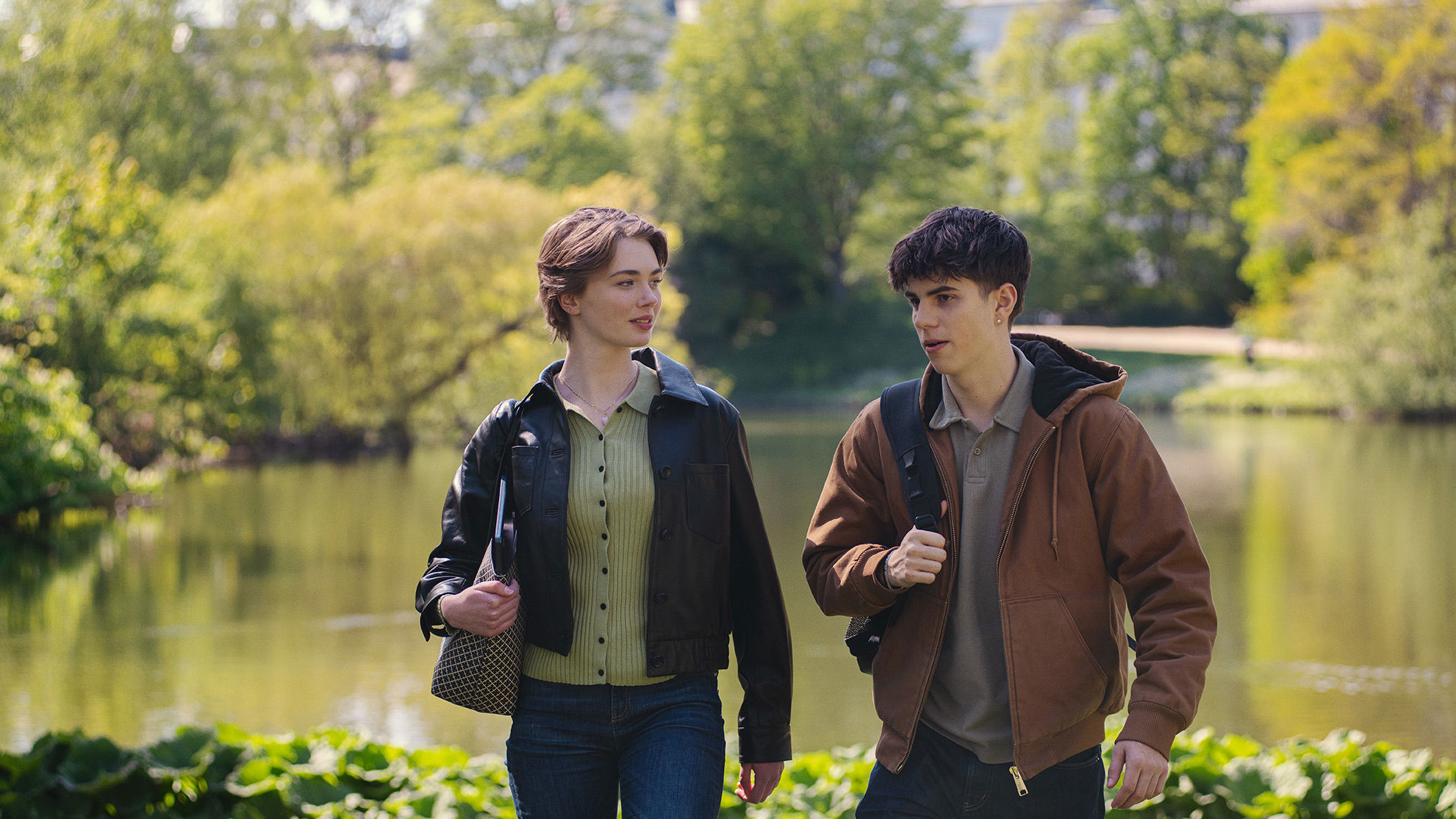 To elever fra Det Internationale Gymnasium har en samtale udenfor