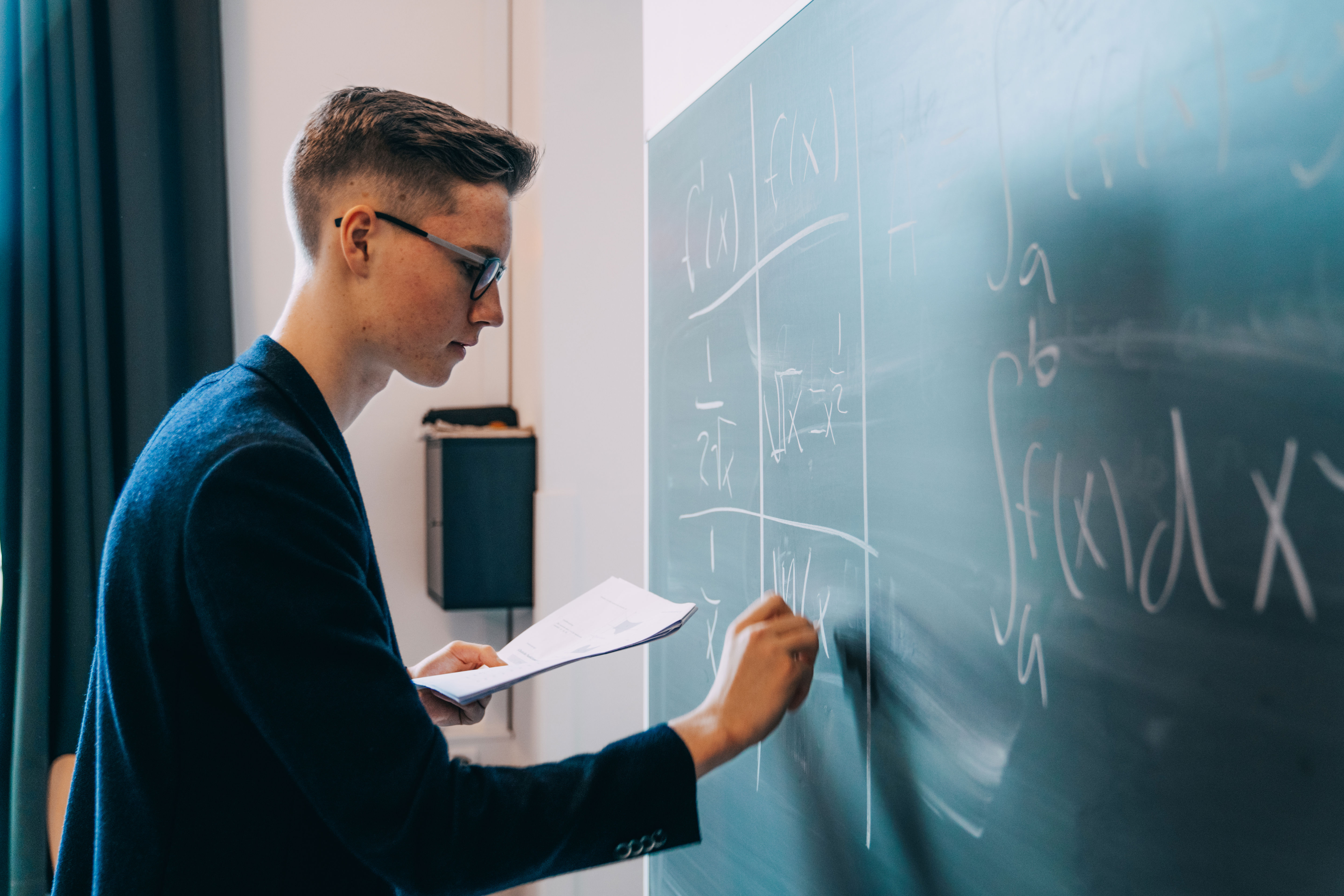 Elev der skriver på en tavle