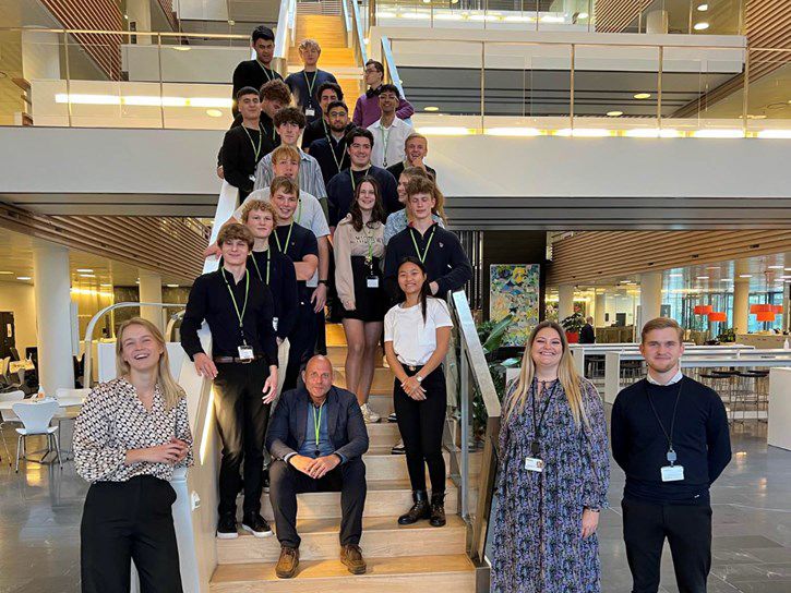 Elever og medarbejder får taget et billede på en trappe