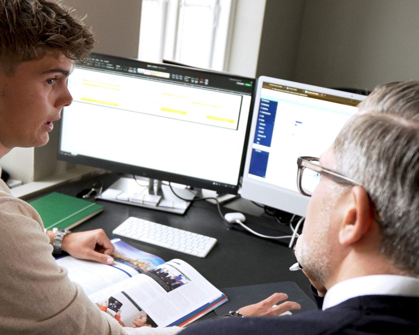 Elev og medarbejder sidder og har en samtale