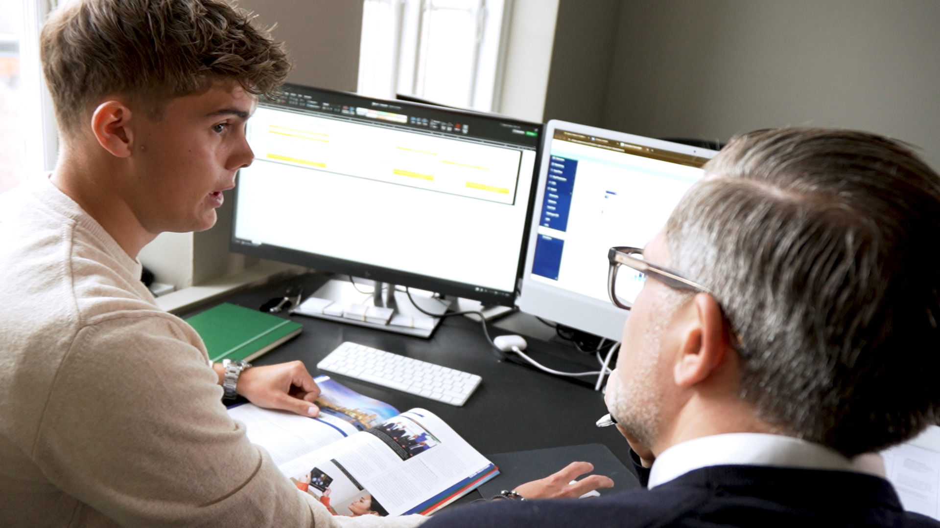 Elev og medarbejder sidder og har en samtale