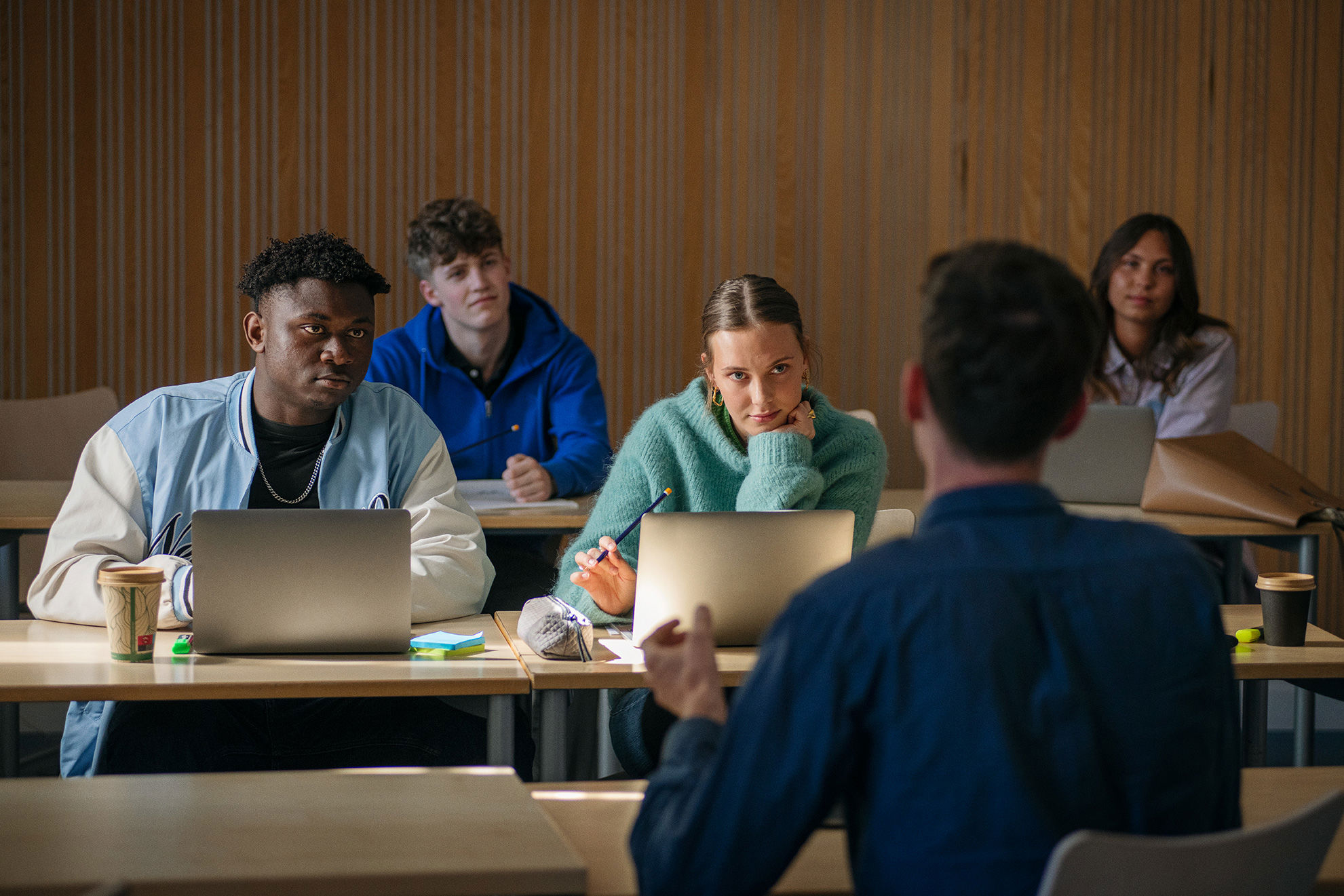 Elever fra EUX-Gymnasiet sider til undervisning