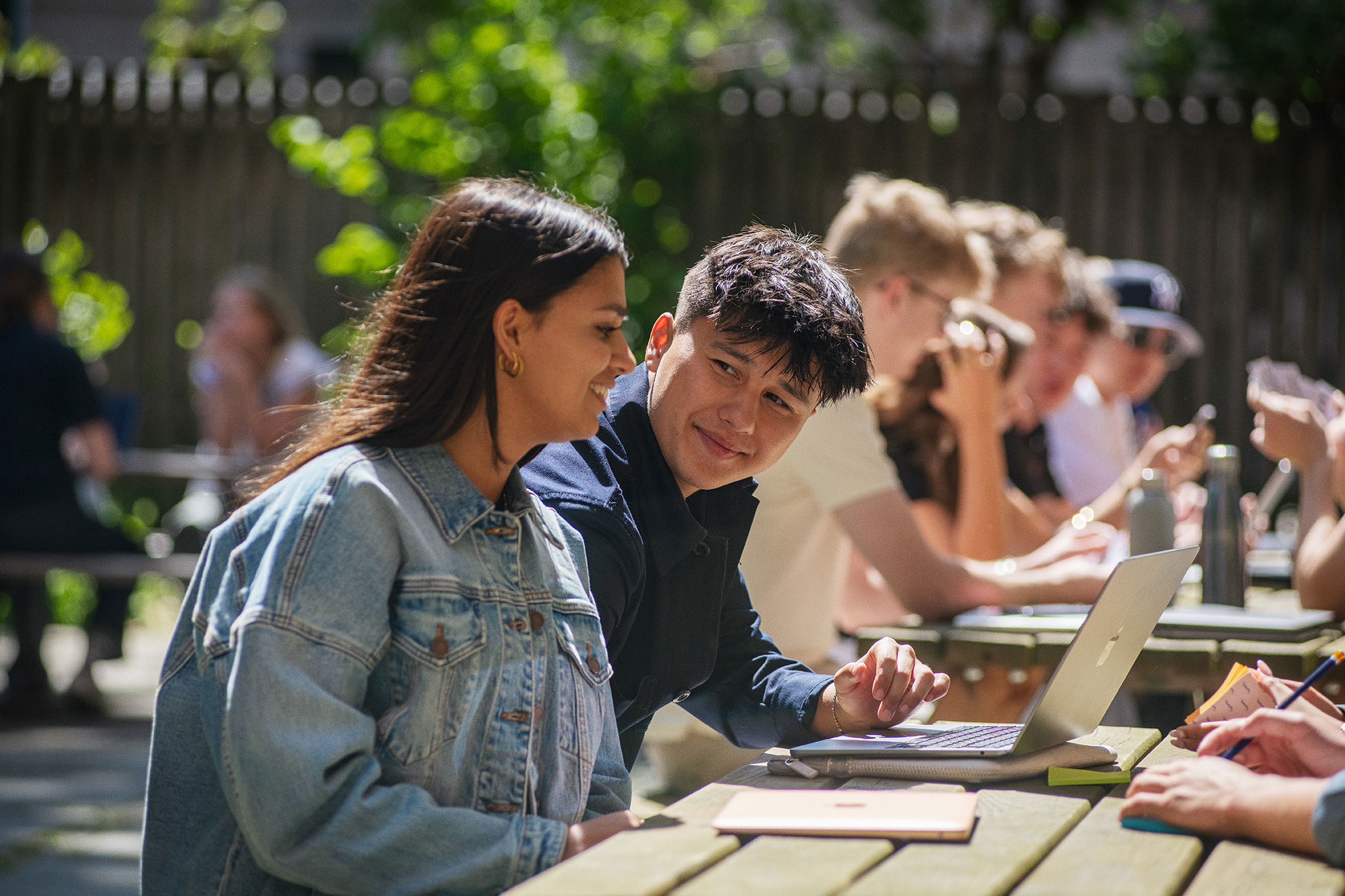 Elever fra Handelsgymnasiet JTP har en samtale udenfor