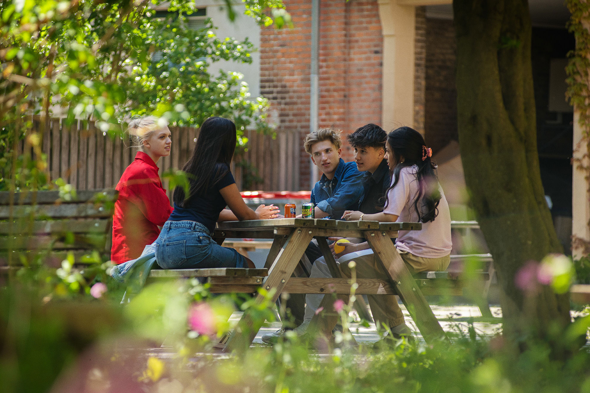 Elever fra Handelsgymnasiet JTP har en samtale udenfor