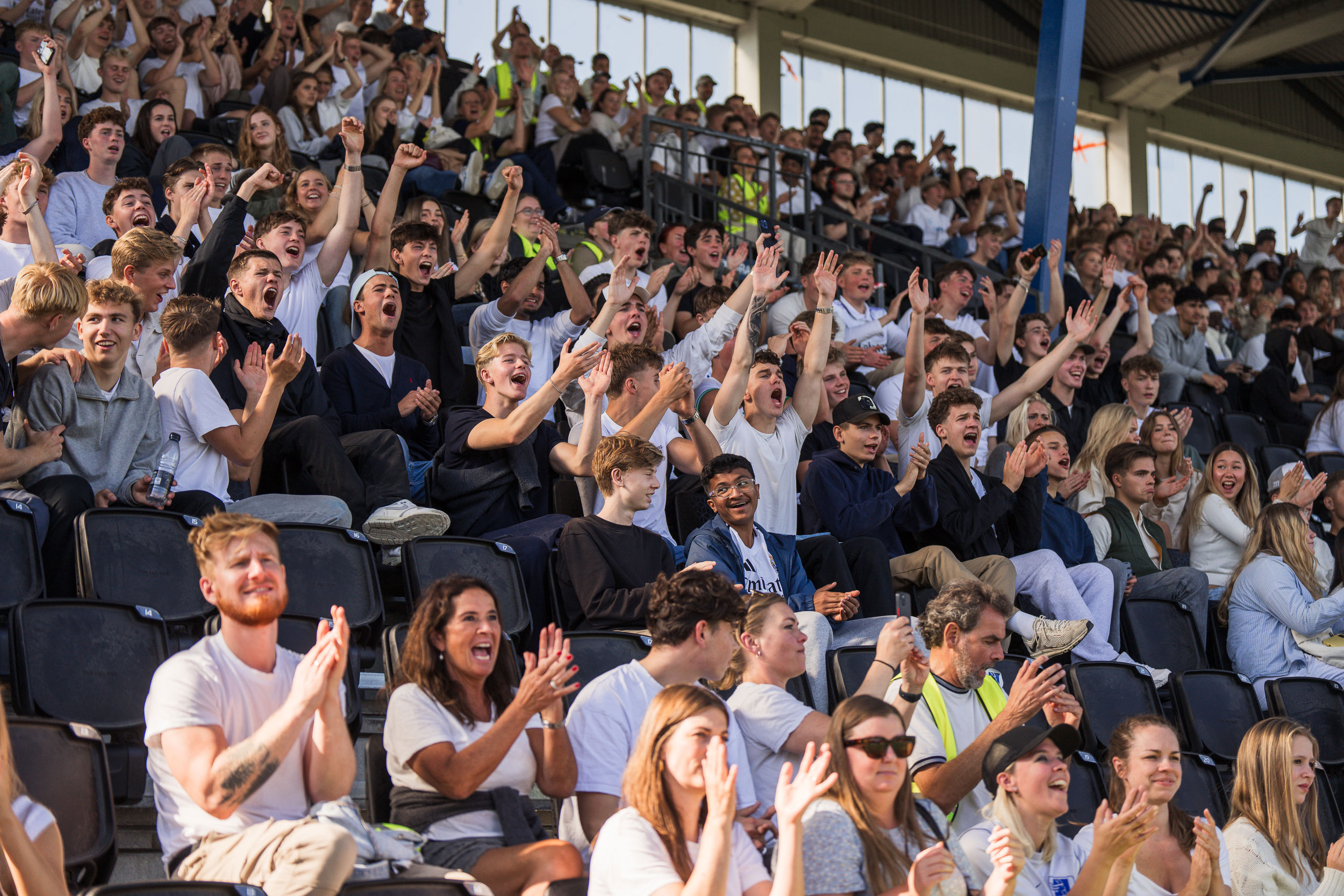 Elever og medarbejdere hepper fra tribunen til Niels Brock Cup