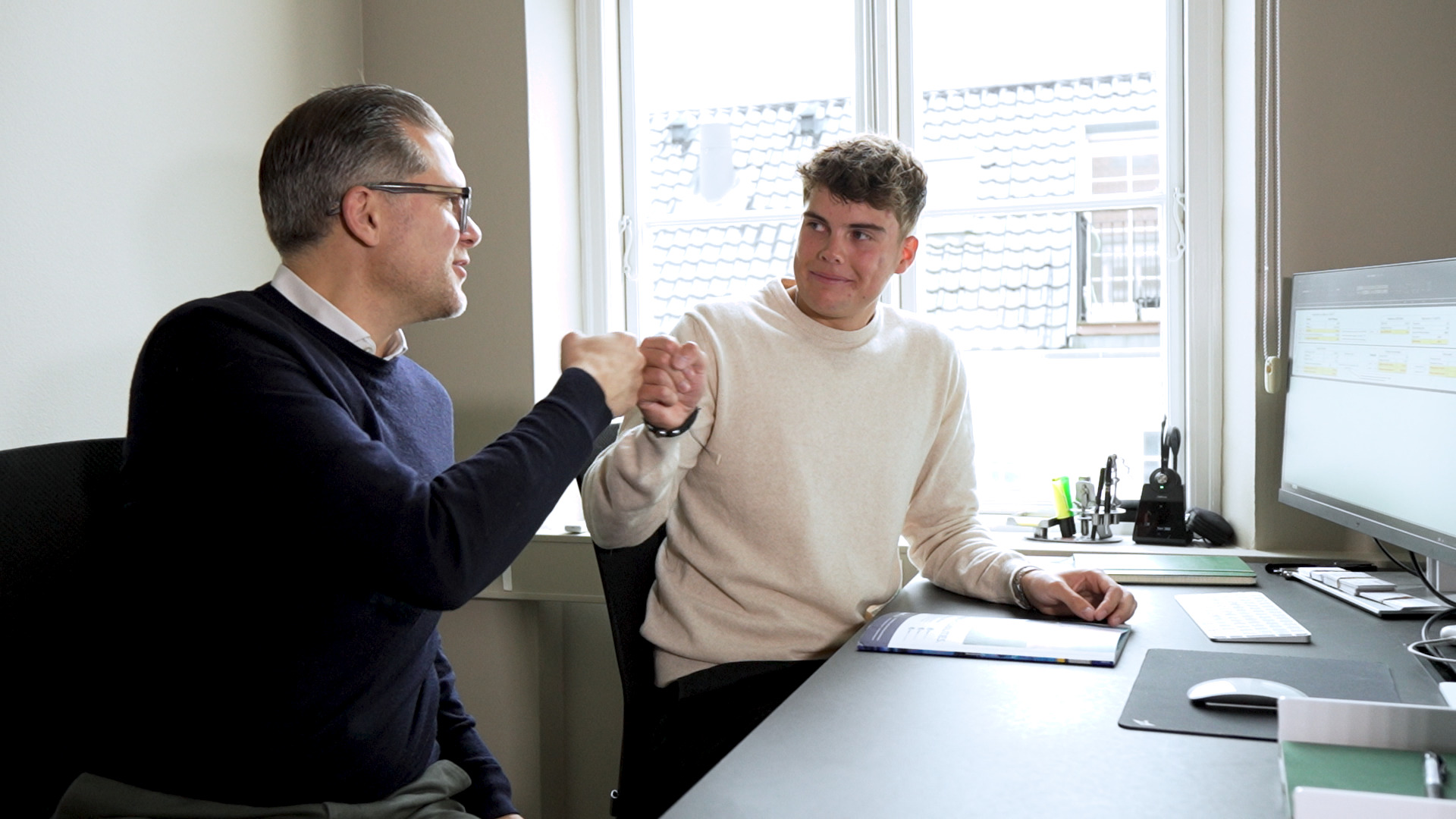 Elev og medarbejder sidder og har en samtale