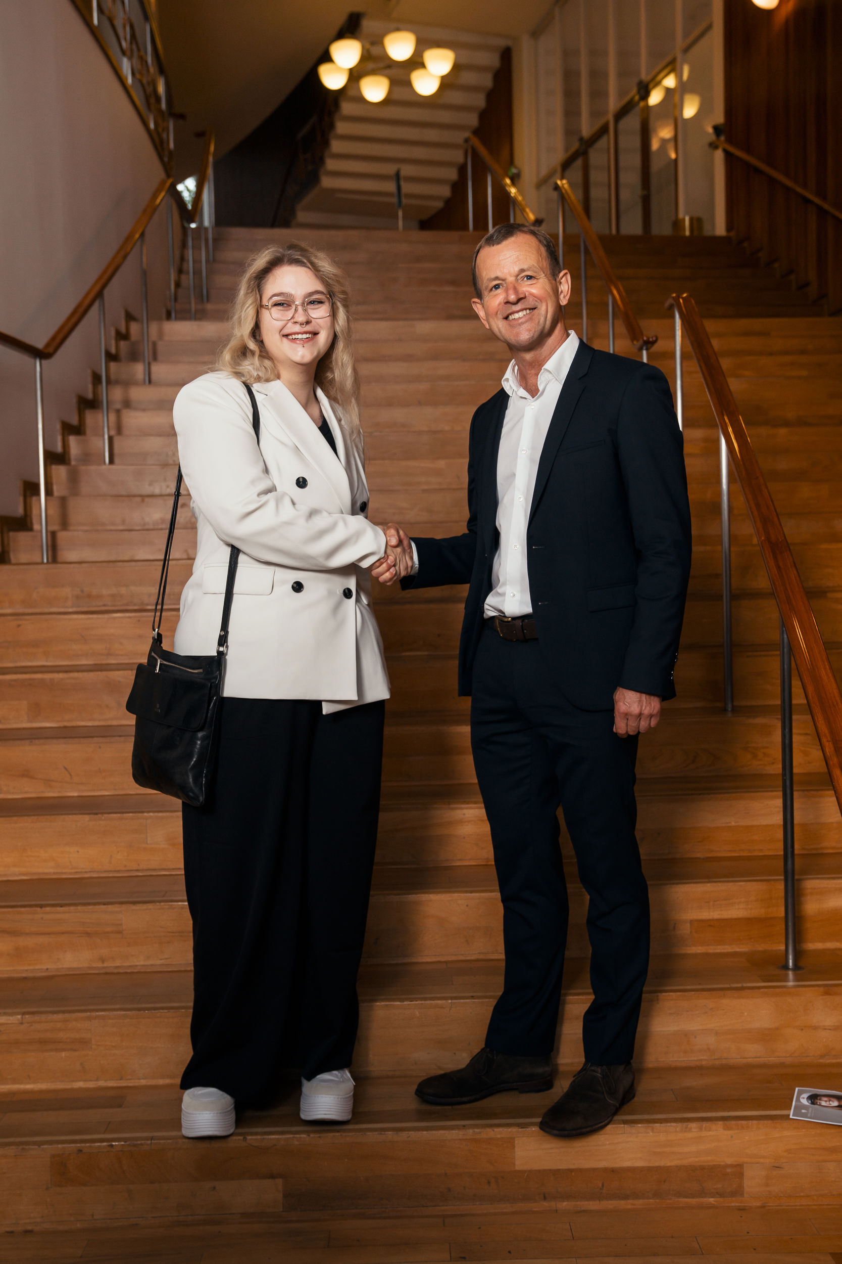 Elev står med rektor Flemming Hansen fra EUX-Gymnasiet