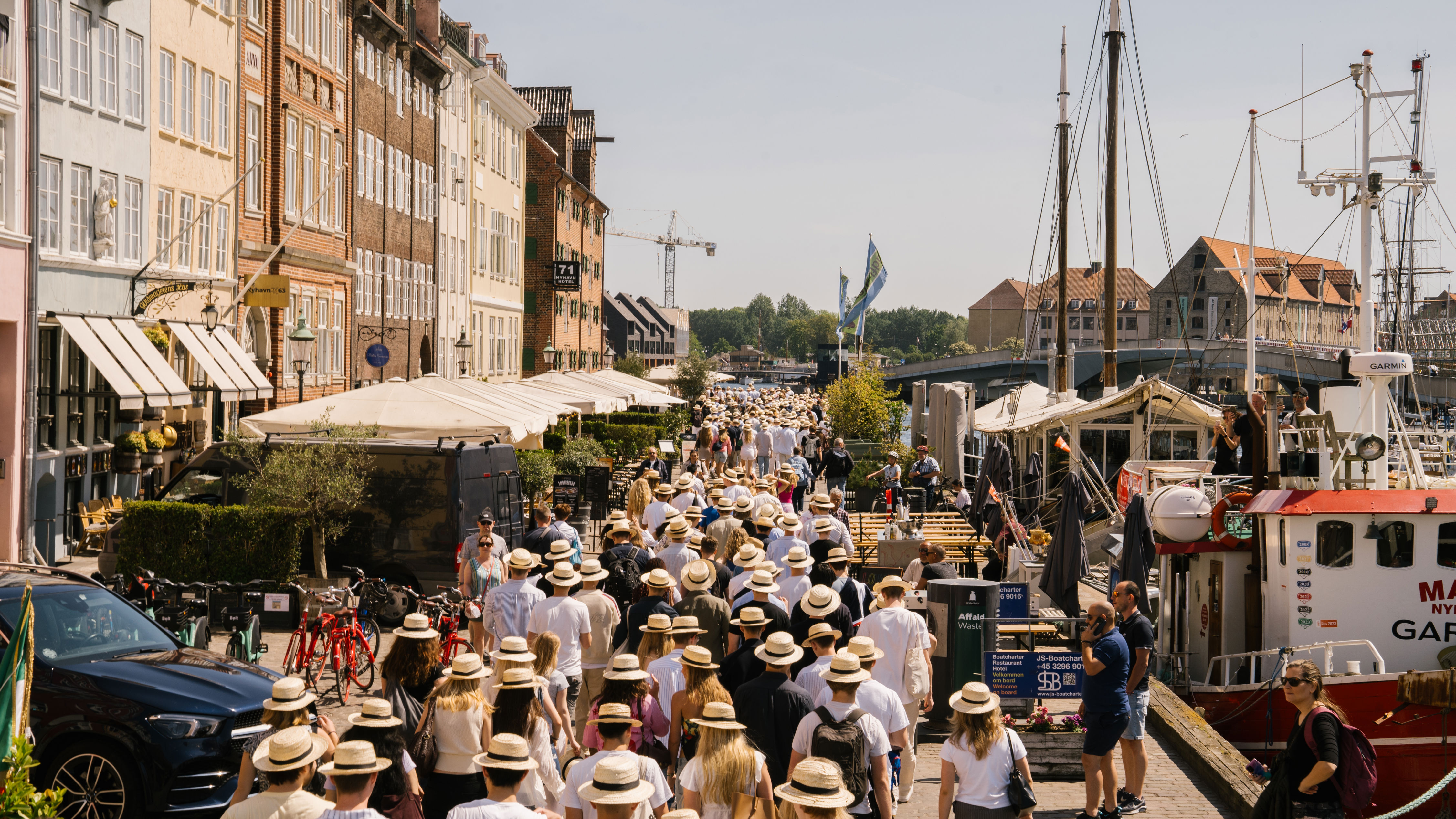 Elever til stråhattedag går rundt i København