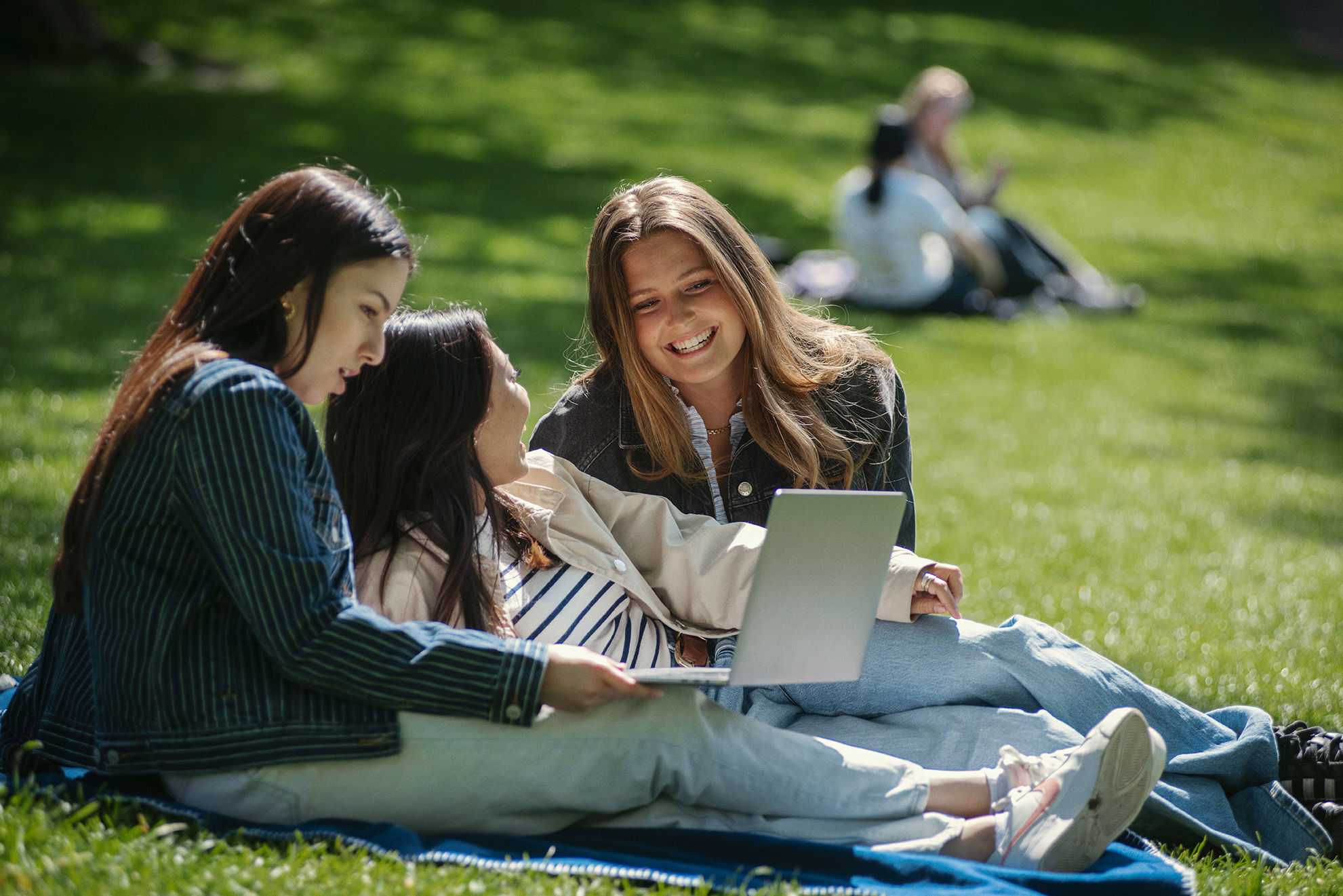 Elever fra Det Internationale Gymnasium sider udenfor og har en samtale