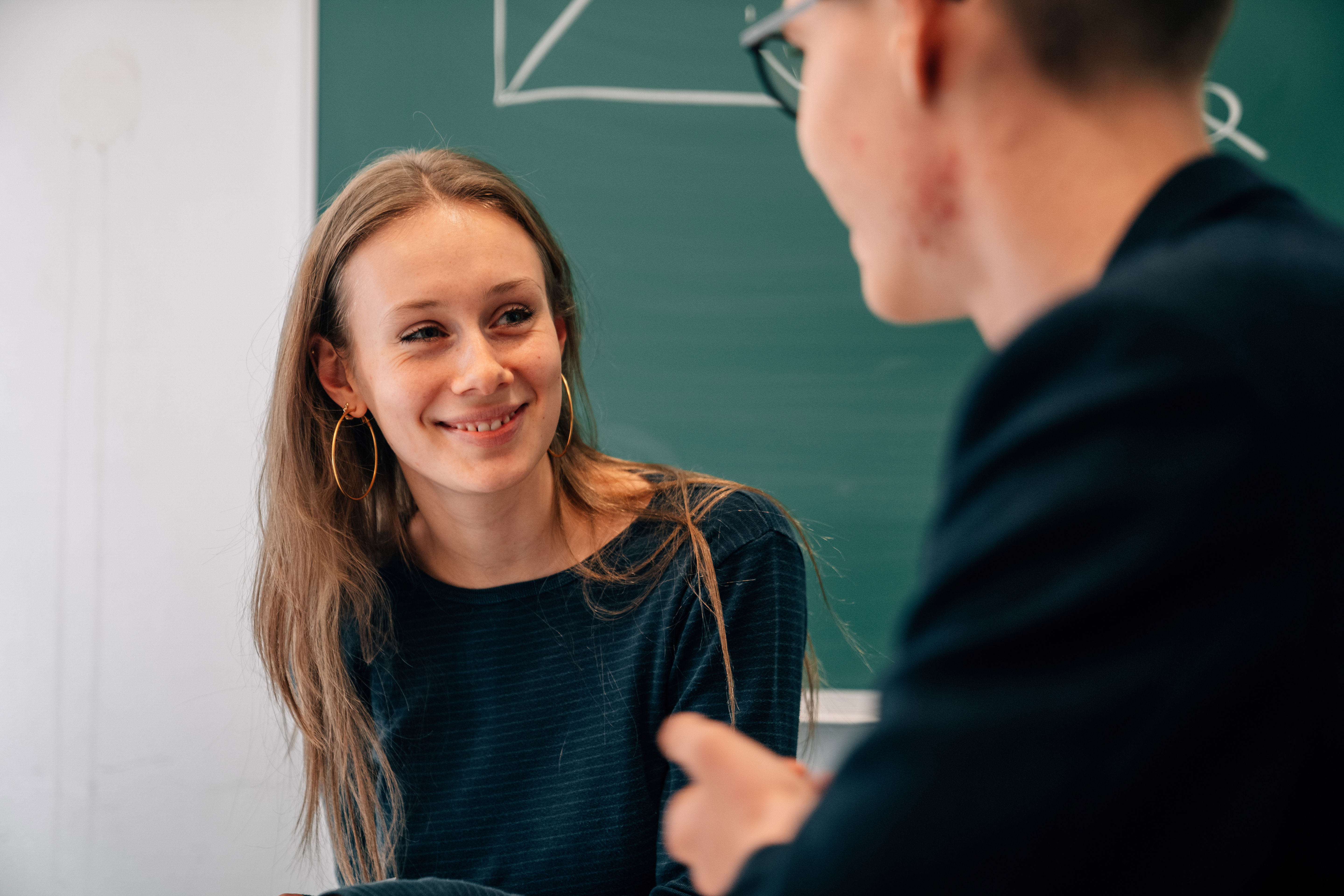 to elever der snakker